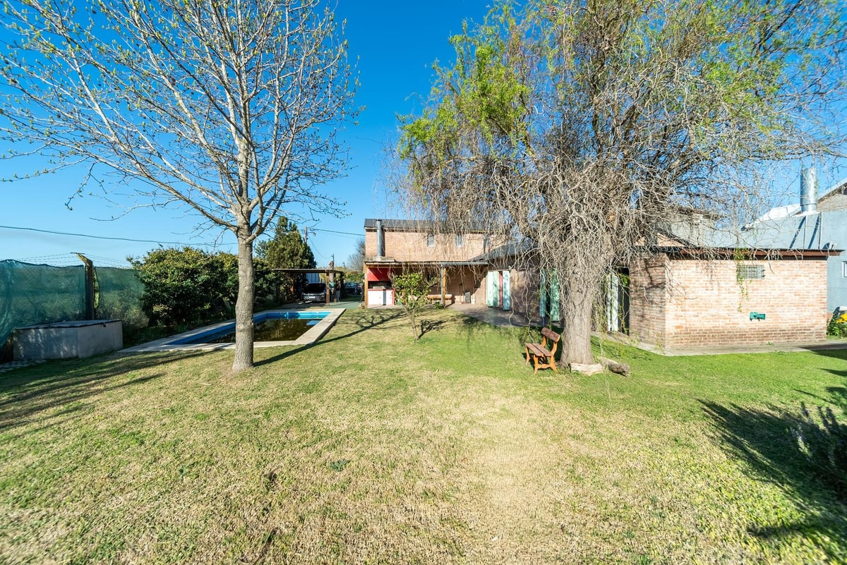 Casa 3 dormitorios, jardin y pileta, club logaritmo, ibarlucea — foto 1 de 25