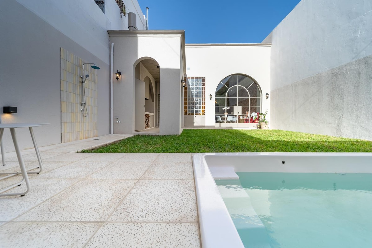 Casa 4 dormitorios, jardin y pileta, cochera, suite, Abasto — foto 1 de 34