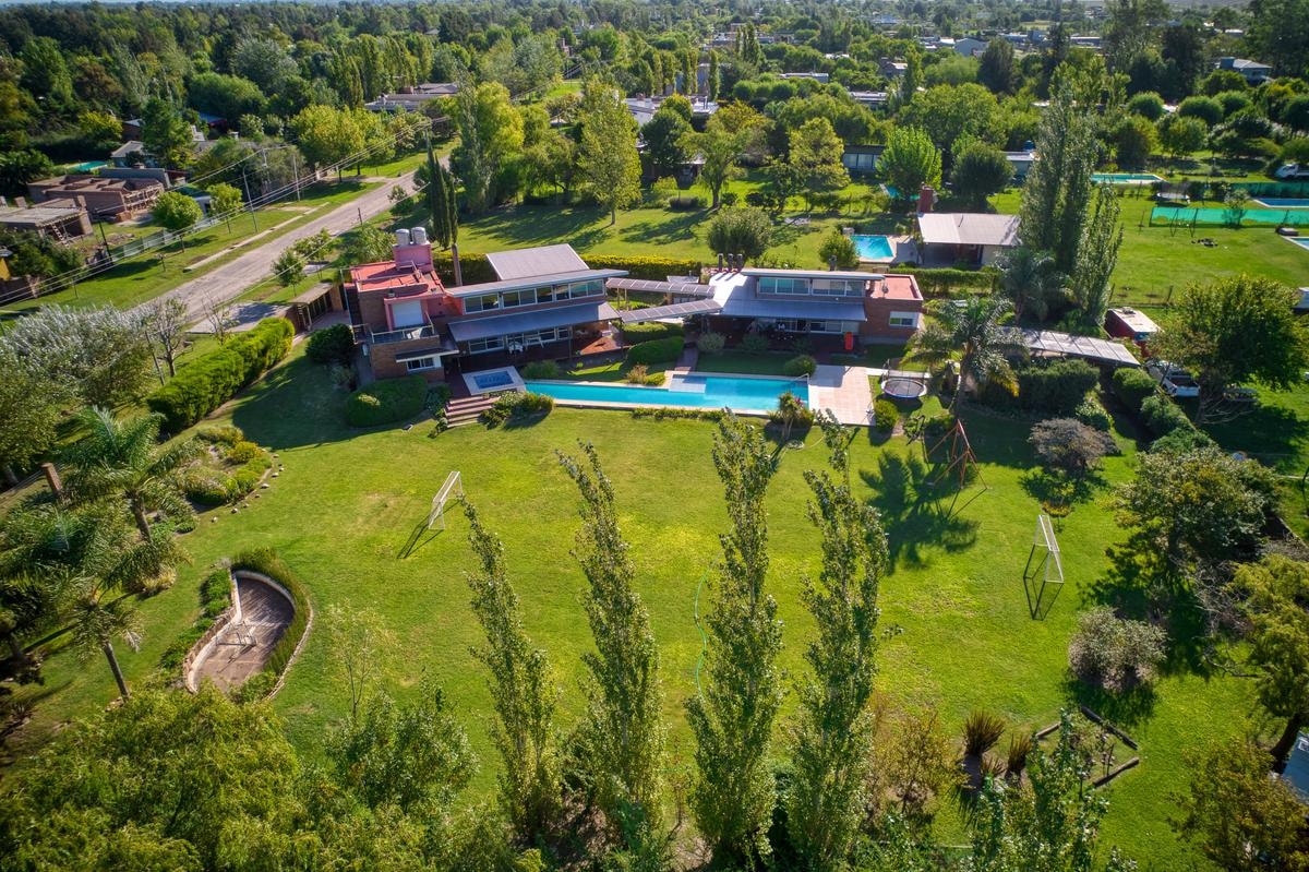 Casa de 4 dormitorios, 4000 m2 terreno, parquizado, Hostal del sol — foto 1 de 41