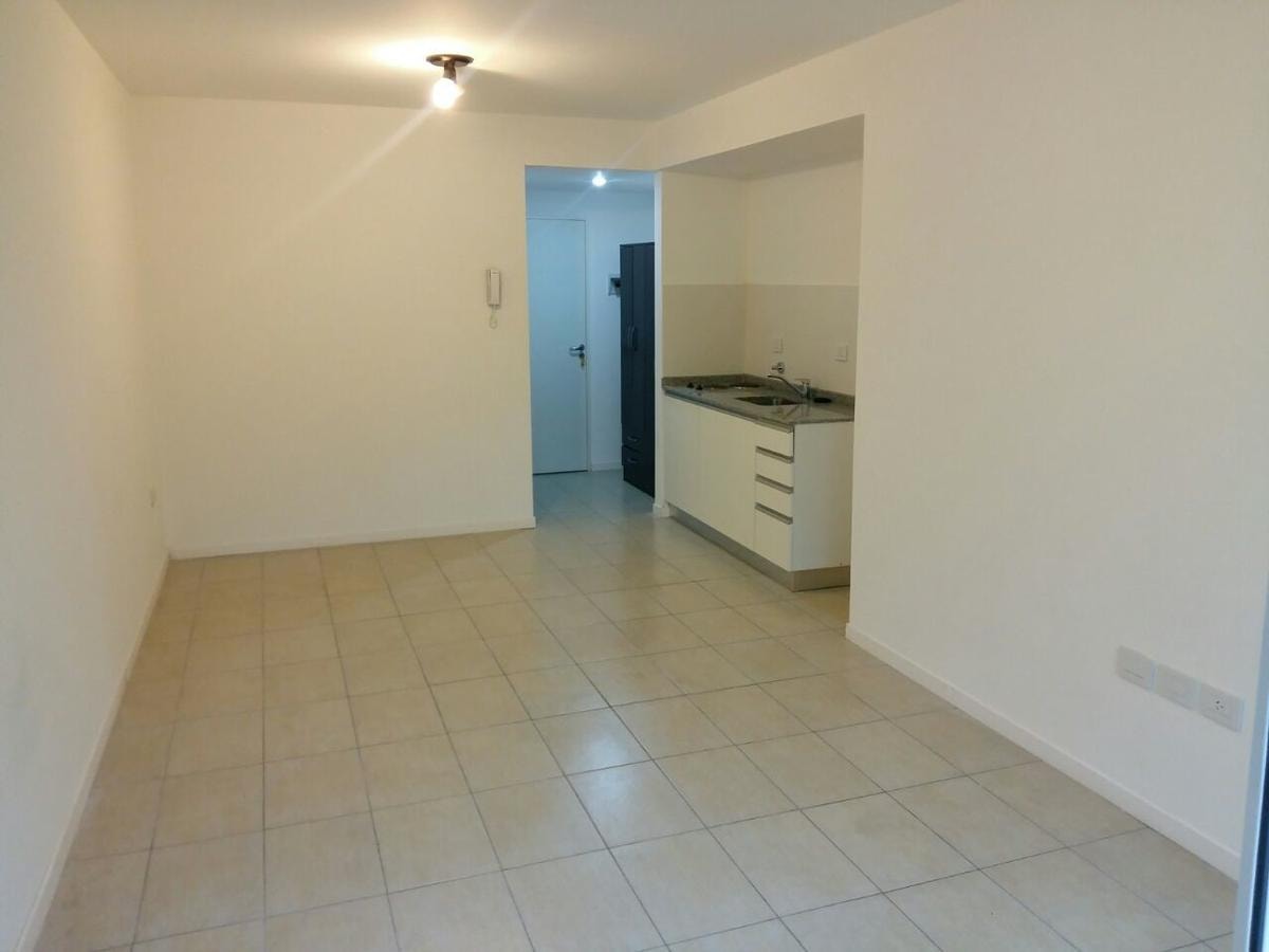 Monoambiente con balcon al frente en zona centro — foto 1 de 5
