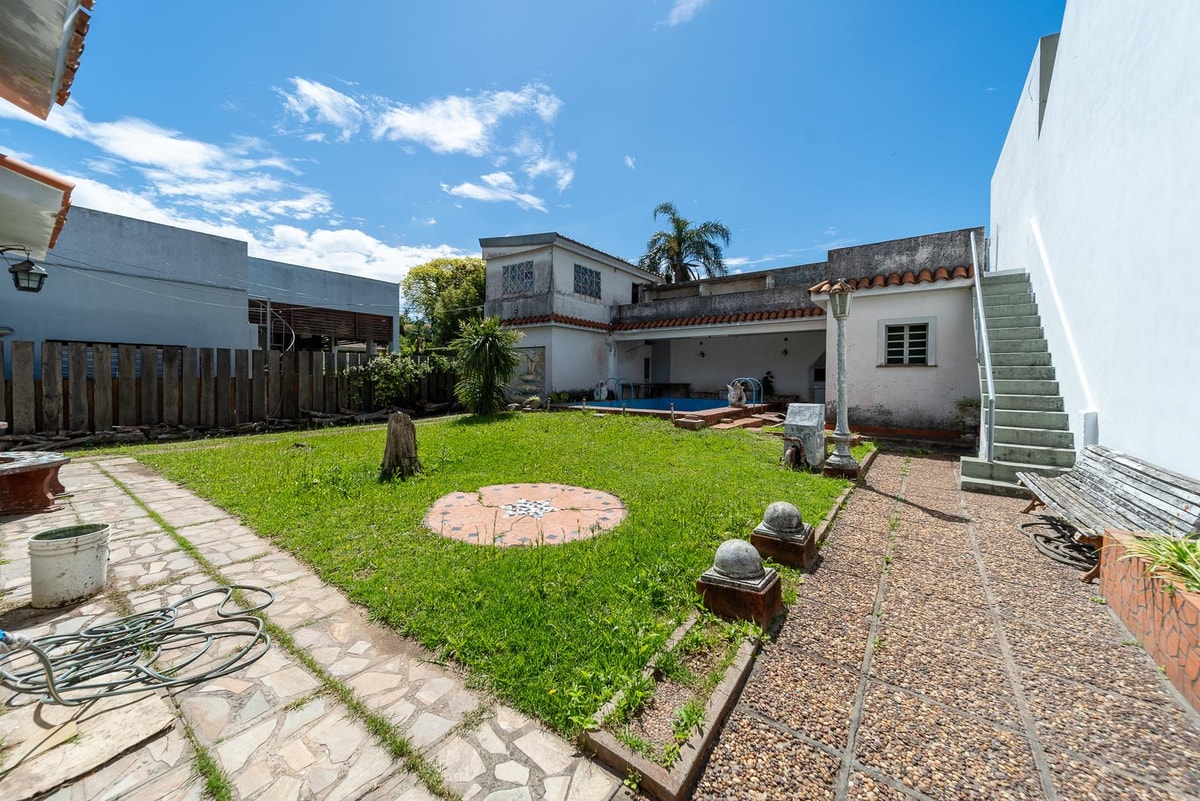 Casa 2 dormitorios, jardin, pileta, quincho, cochera, a reciclar, Fisherton — foto 1 de 21