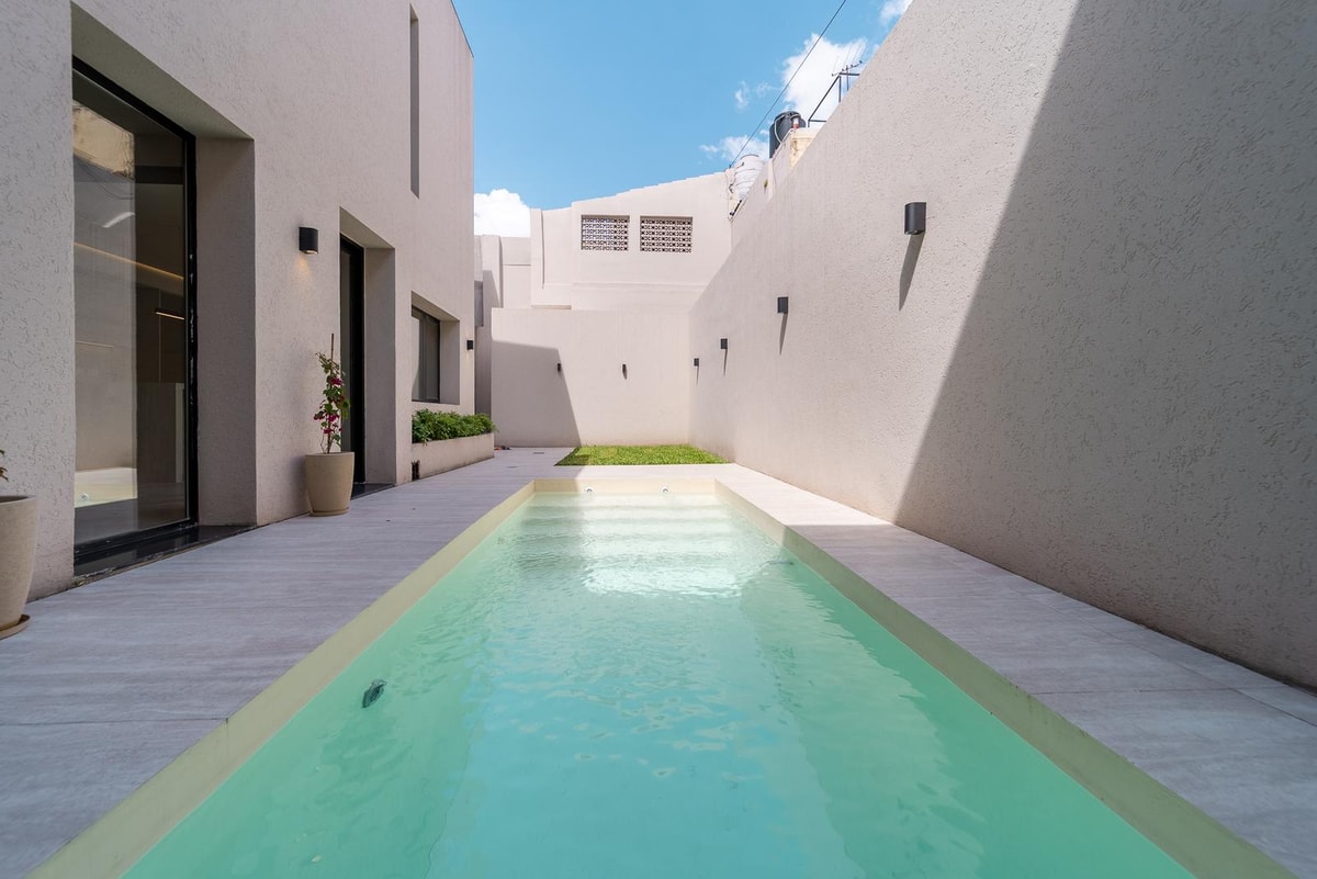 Casa 3 dormitorios, cocina separada, jardin y pileta, cochera — foto 1 de 30