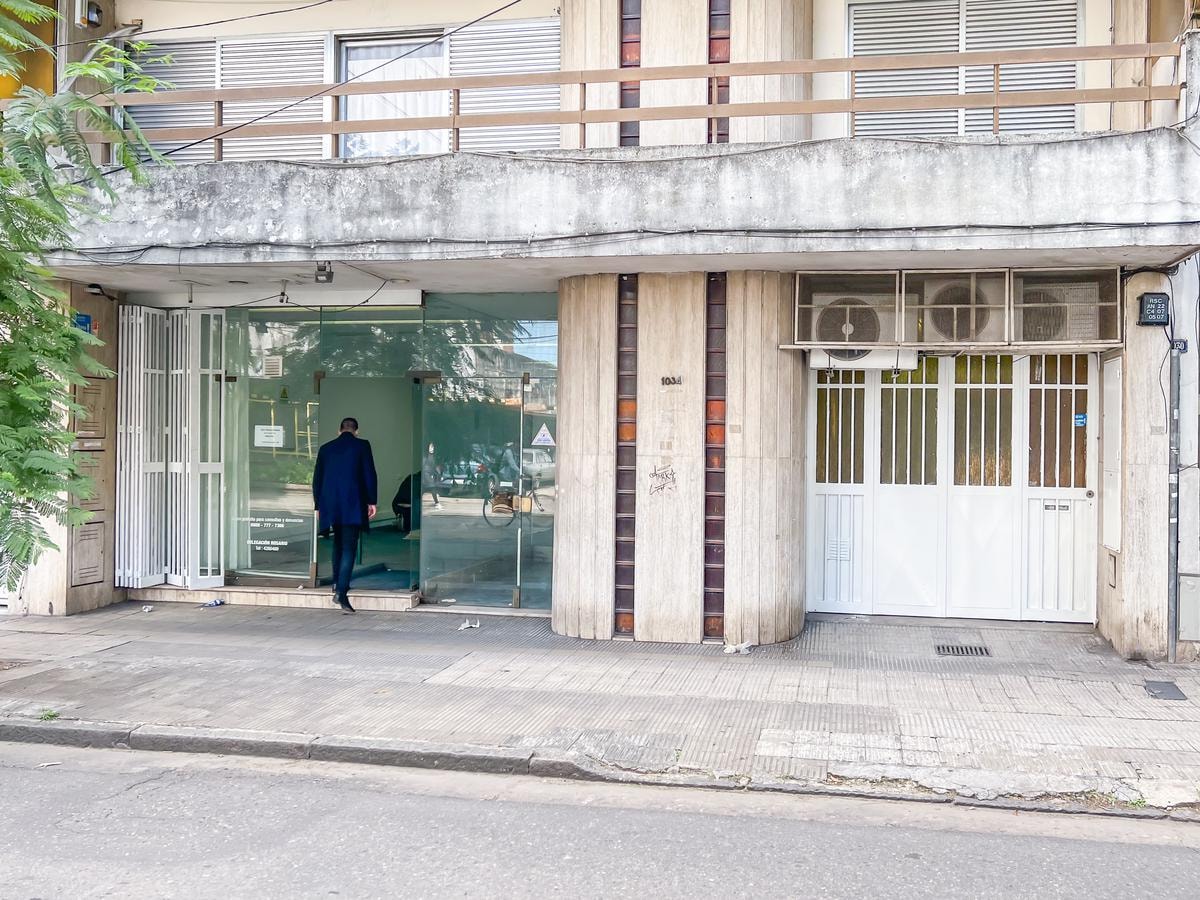 Local comercial, frente vidriado, cochera, no expensas, zona centro — foto 1 de 22