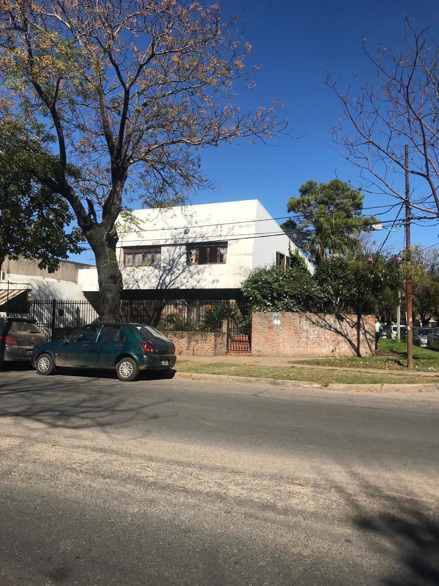 Local sobre eva peron en esquina de 400mts2 en Fisherton — foto 1 de 4