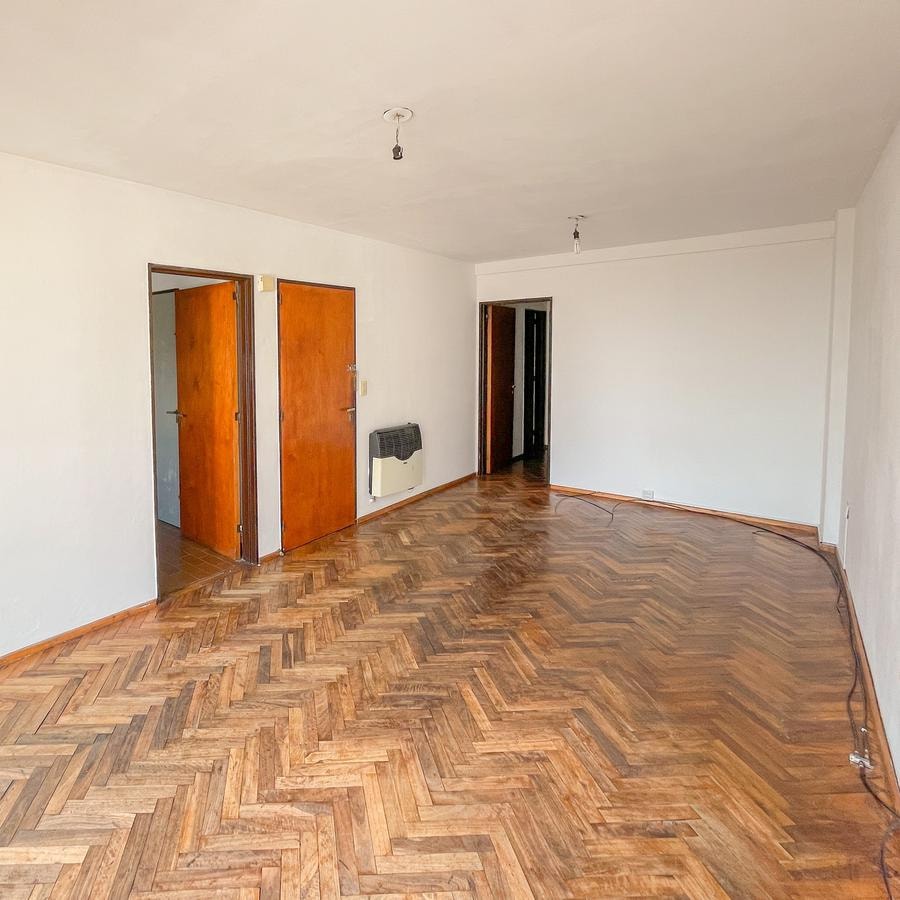Departamento 2 dormitorios con cocina separada y balcón al frente en zona Centro — foto 1 de 17