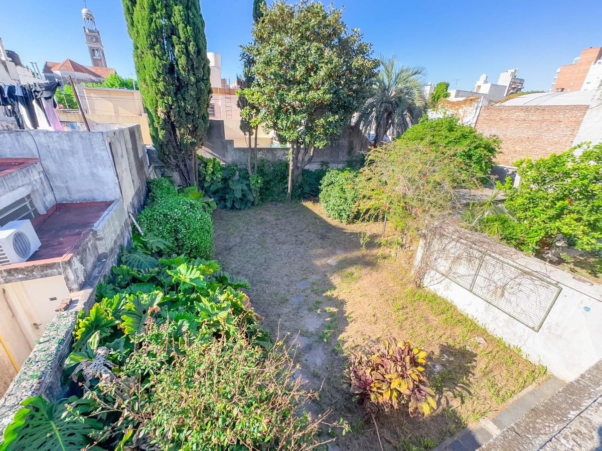 Casa 3 dormitorios, cocina separada, enorme jardin, Abasto — foto 1 de 24