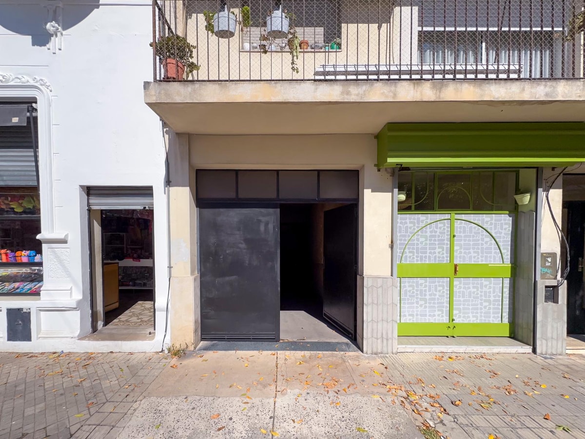 Cochera en venta, espacio para Auto y 2 motos, Lourdes