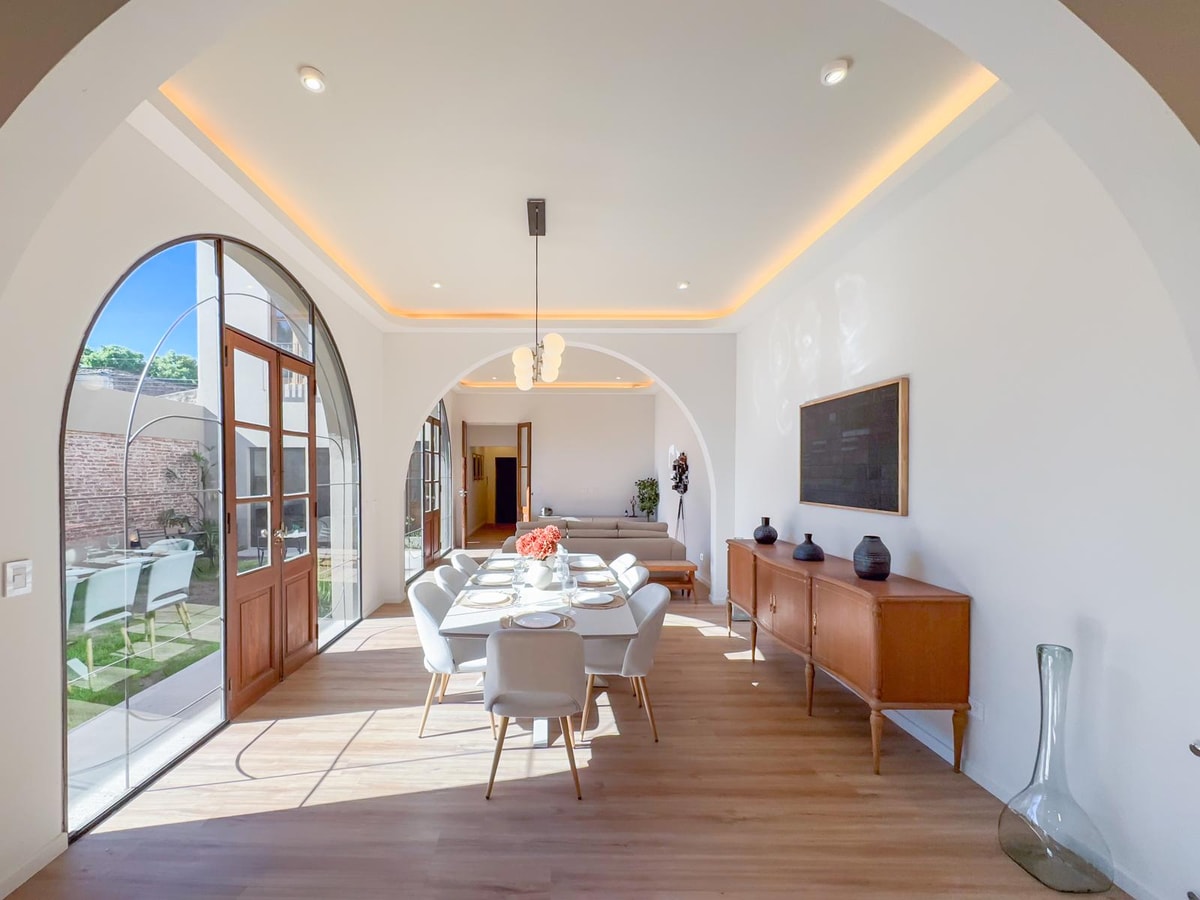 Casa 4 dormitorios, pileta, jardin, suite, Lourdes, cochera — foto 1 de 30