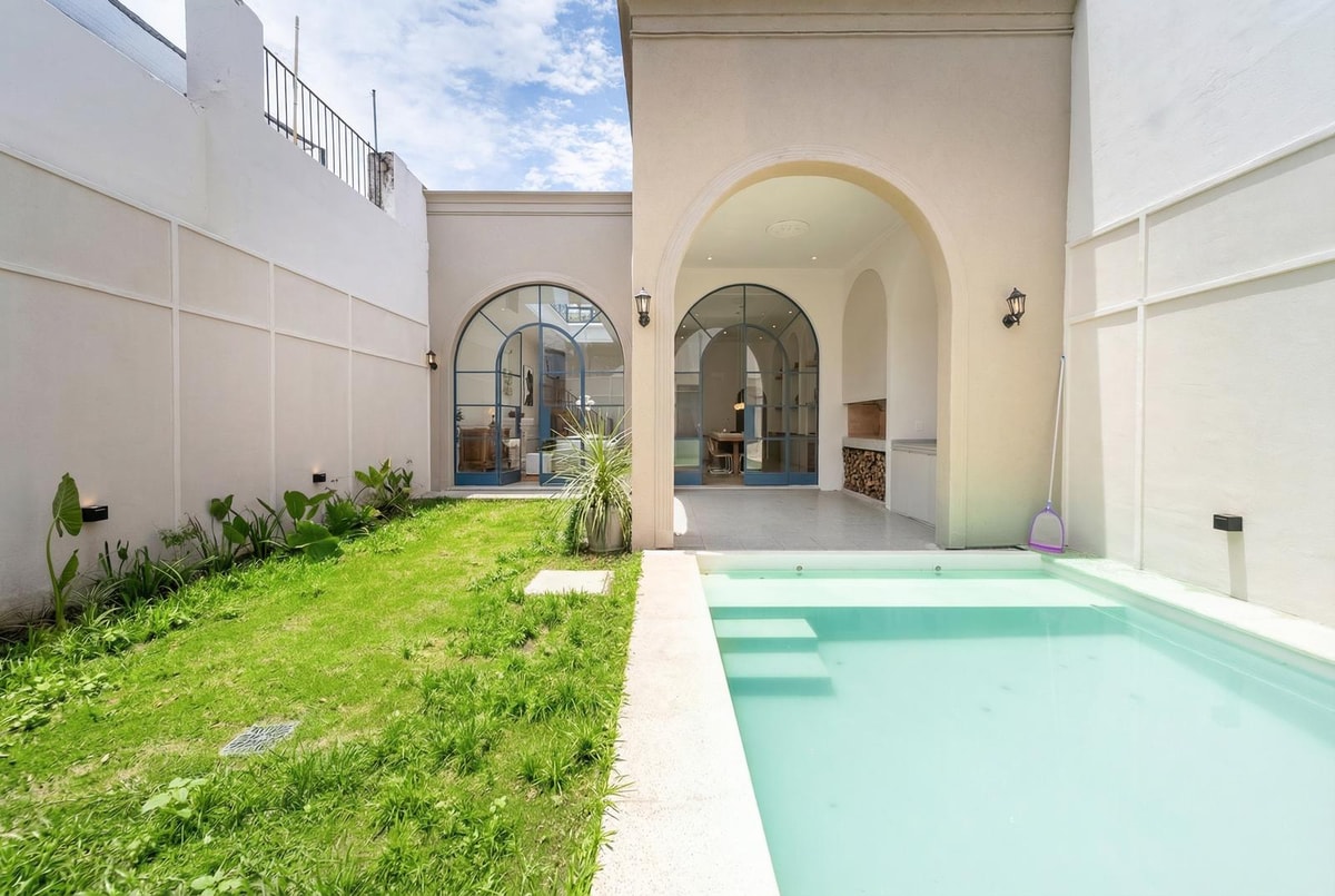 Casa 3/4 dormitorios, jardin, pileta, nueva, suite, cochera — foto 1 de 24