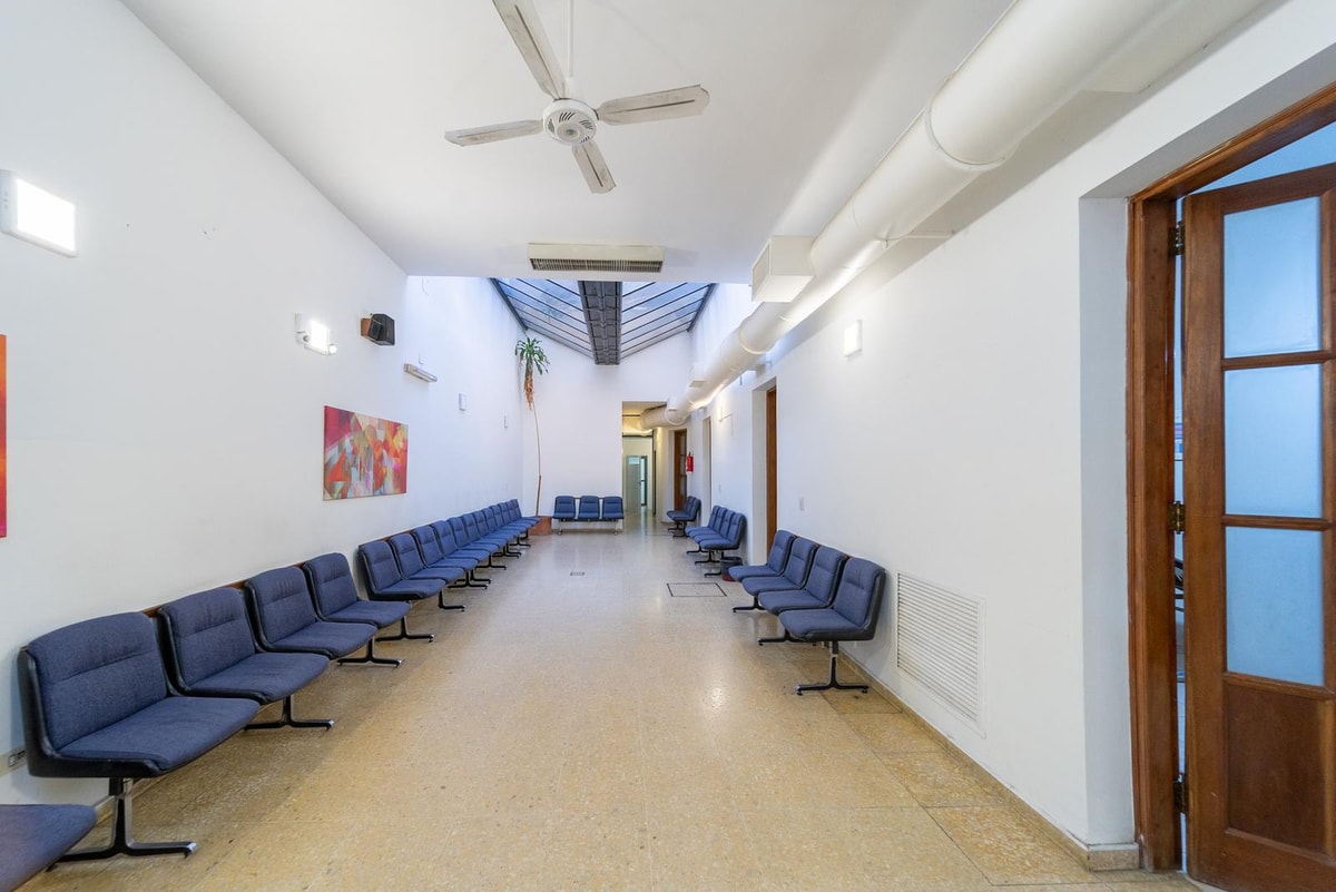 Local comercial, 2 plantas, terraza, varias oficinas/consultorios, Centro — foto 1 de 25