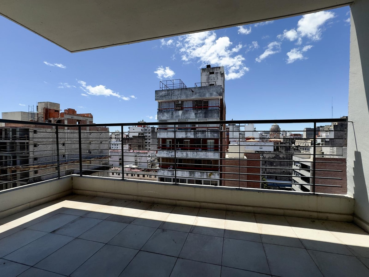 Departamento 3 dormitorios, balcon al frente, vista despejada, zona centro — foto 1 de 18